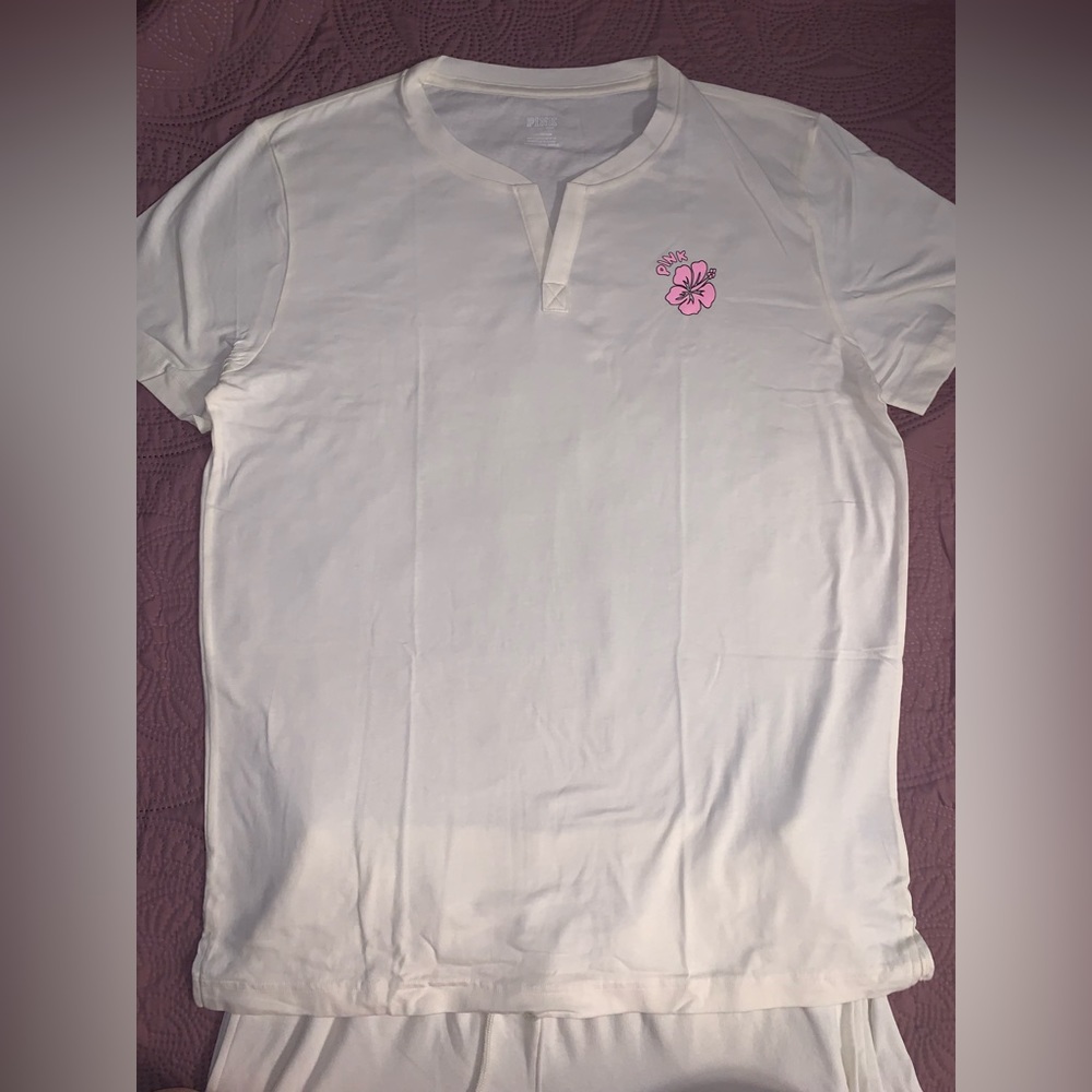 Victoria’s Secret Pink SET 5” Creamer Everyday Fleece Shorts & Henley Floral Tee - Picture 8 of 14